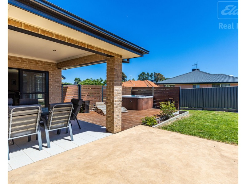 17 Donoghoe Crescent, Queanbeyan East NSW 2620