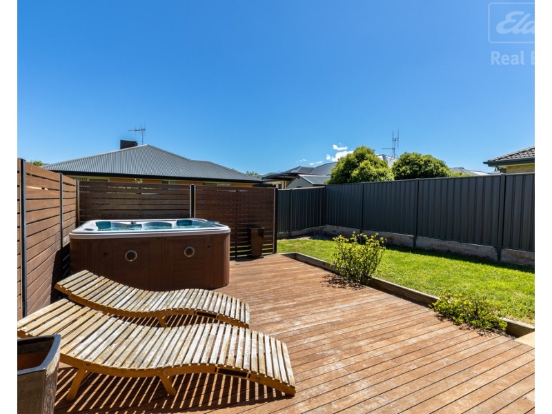 17 Donoghoe Crescent, Queanbeyan East NSW 2620