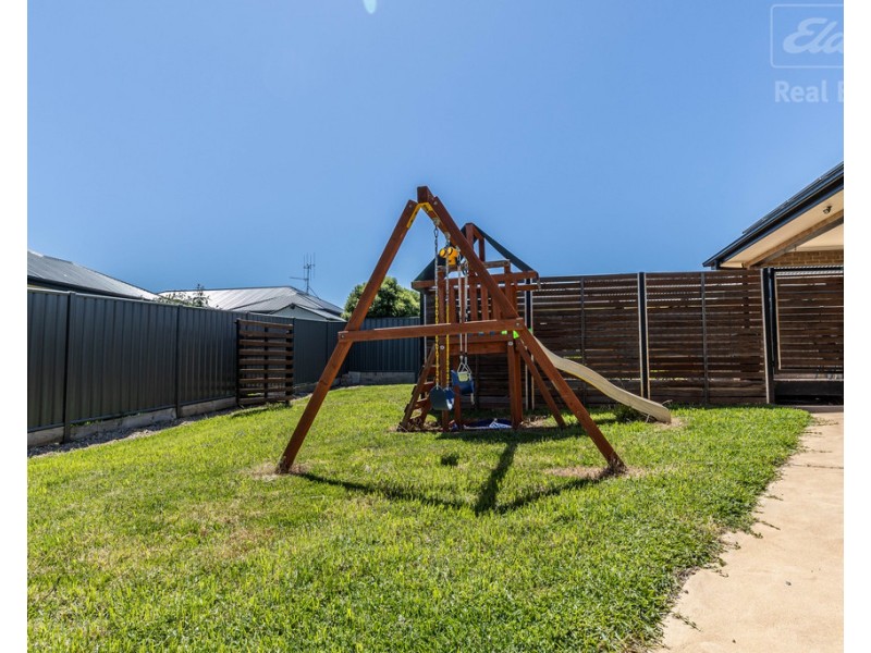 17 Donoghoe Crescent, Queanbeyan East NSW 2620
