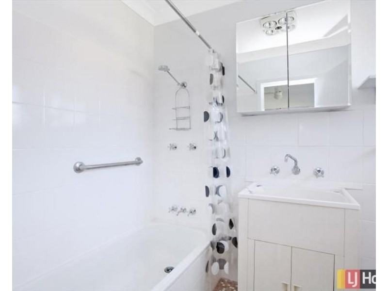 4/17 Moore Street, Queanbeyan NSW 2620