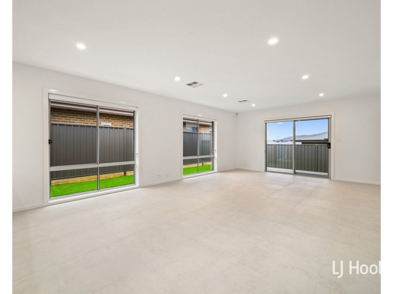 24 Rogers Road, Googong NSW 2620