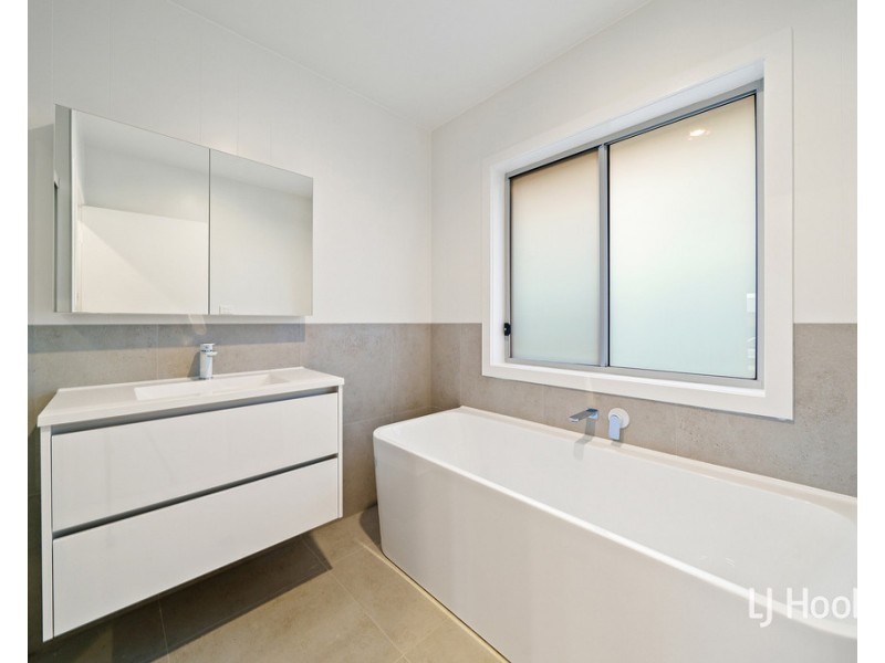 16 Rosa Street, Googong NSW 2620