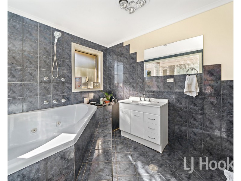 18 Elm Way, Jerrabomberra NSW 2619