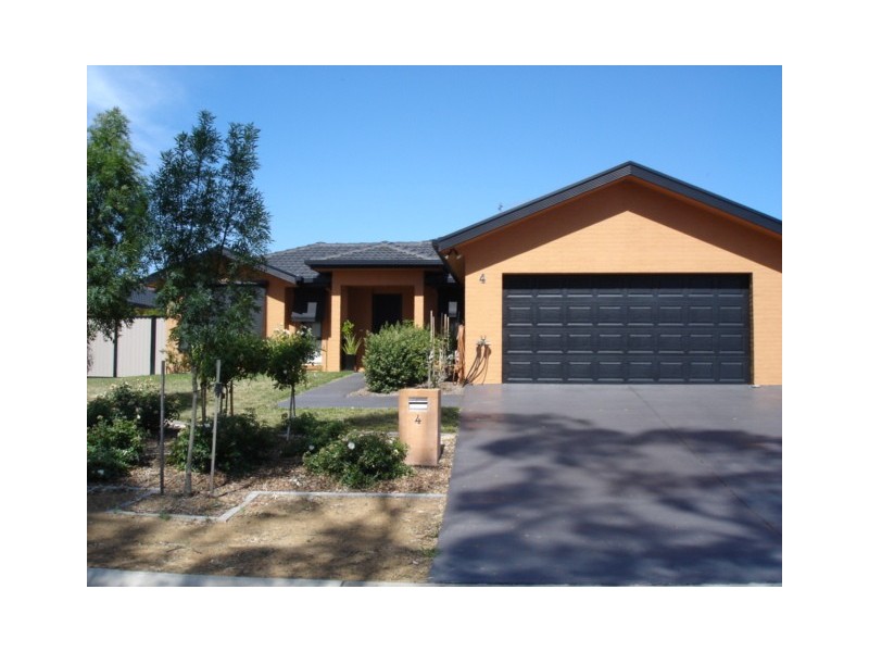 4 Dilwynia Crescent, Jerrabomberra NSW 2619