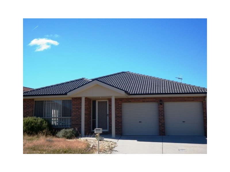 26 Unwin Avenue, Jerrabomberra NSW 2619