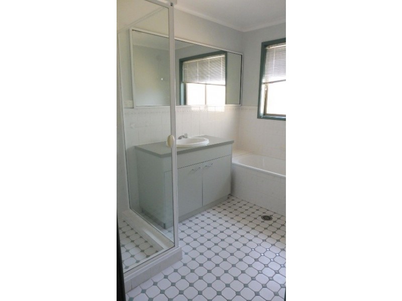 4B Delmar Crescent, Queanbeyan NSW 2620