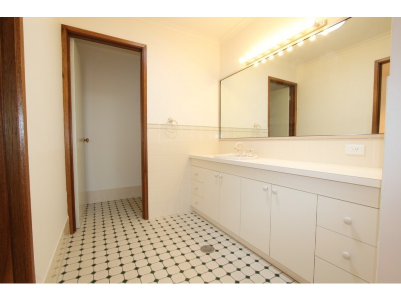 5 Baden Place, Queanbeyan NSW 2620