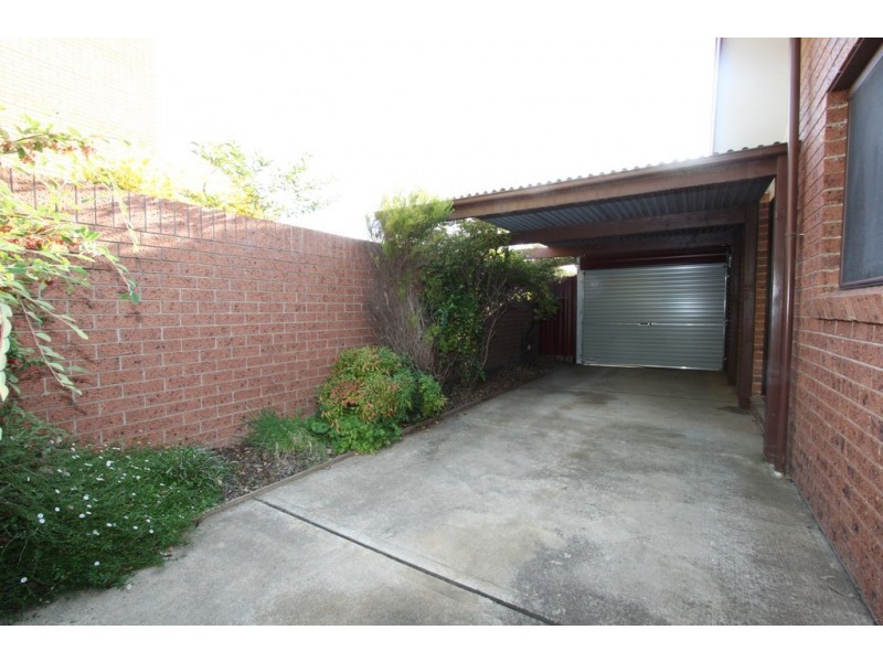 1/24  McKeahnie Street, Queanbeyan NSW 2620