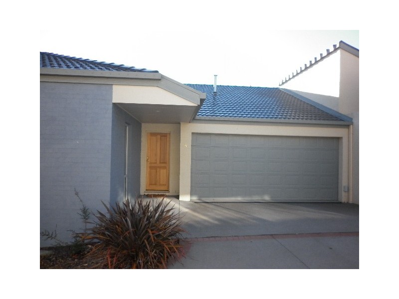 4/11 Doeberl  Place, Queanbeyan NSW 2620