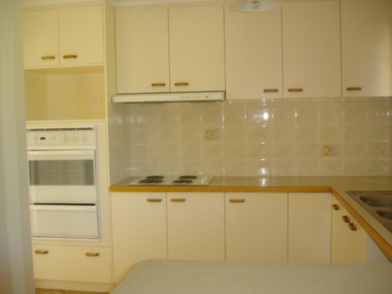 16 Halloran Drive, Jerrabomberra NSW 2619