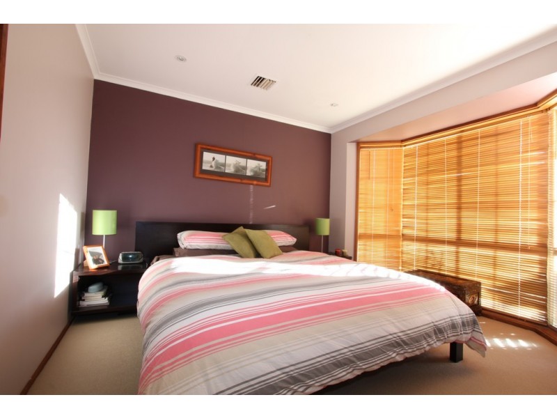 6 Snowgum Place, Jerrabomberra NSW 2619