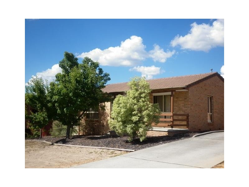 1/2 Lazarus Crescent, Queanbeyan NSW 2620