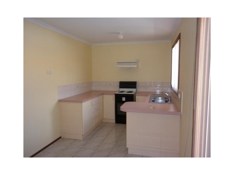 1/2 Lazarus Crescent, Queanbeyan NSW 2620