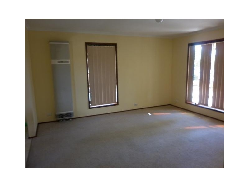 1/2 Lazarus Crescent, Queanbeyan NSW 2620