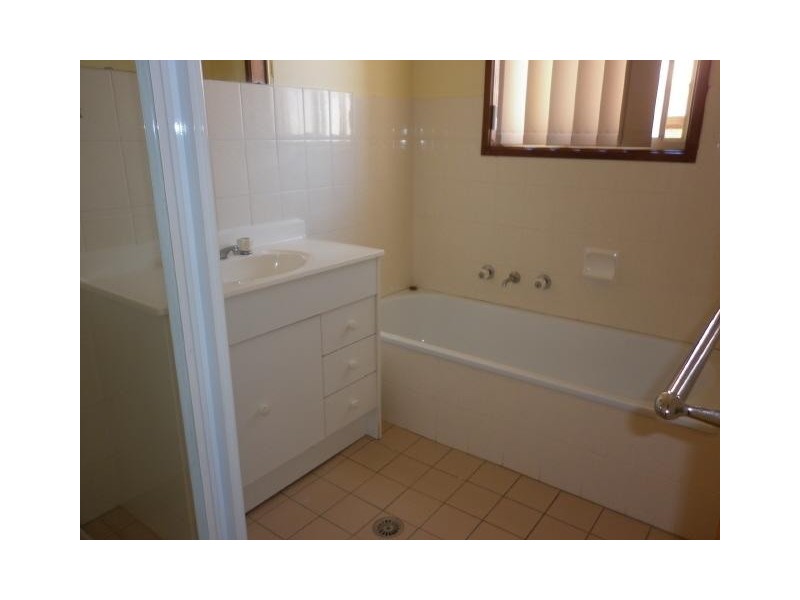 1/2 Lazarus Crescent, Queanbeyan NSW 2620