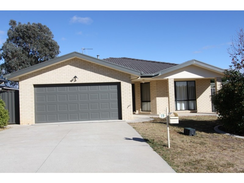 19 Tooroonga Crescent, Jerrabomberra NSW 2619