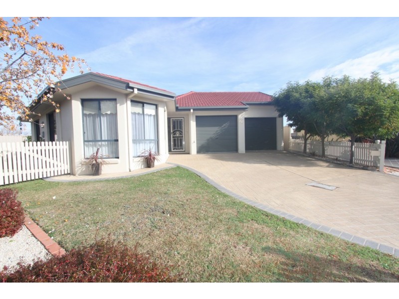 46 Bayside Court, Jerrabomberra NSW 2619