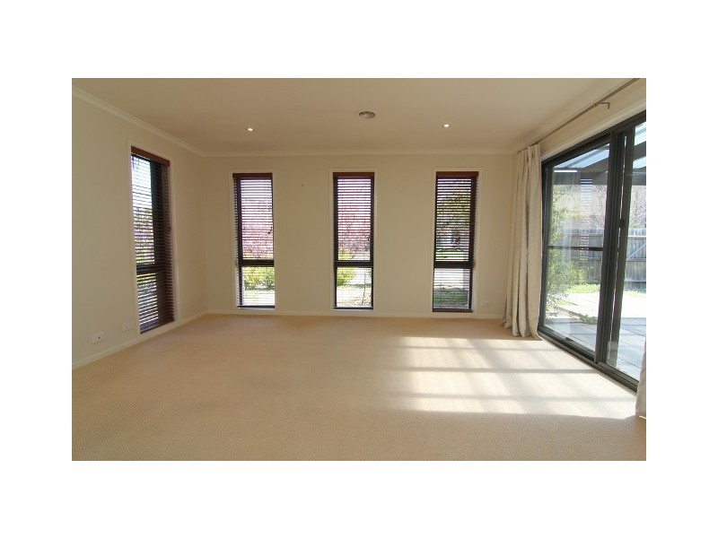 10 Allambee Street, Jerrabomberra NSW 2619
