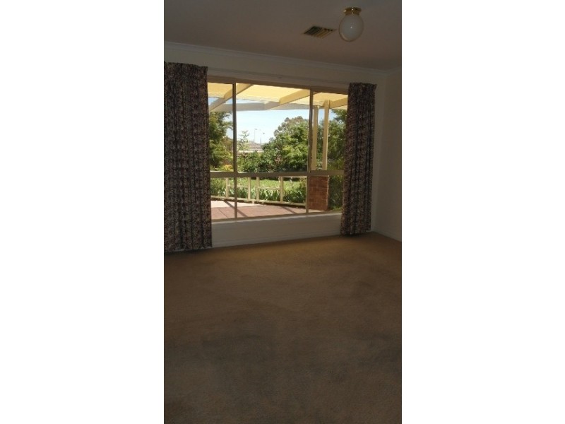 28 Parkview Crescent, Jerrabomberra NSW 2619
