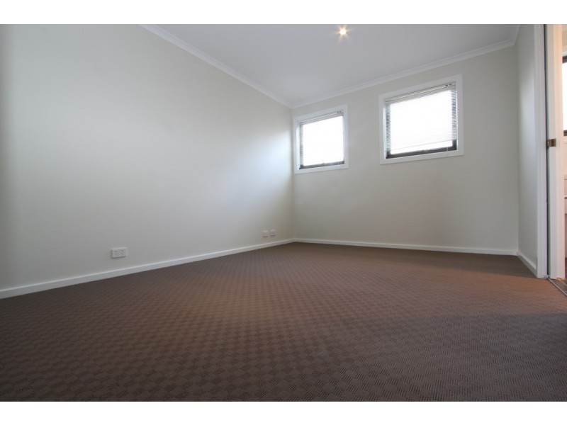 3/5 McKeahnie Street, Queanbeyan NSW 2620