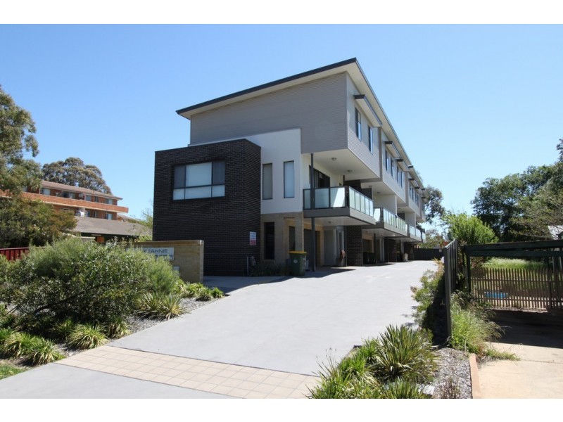 3/5 McKeahnie Street, Queanbeyan NSW 2620