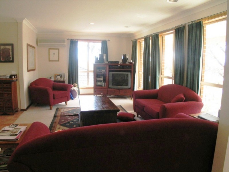 4 English Grove, Jerrabomberra NSW 2619