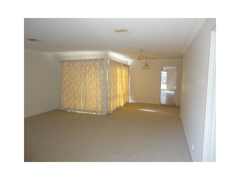 1 Esmond Avenue, Jerrabomberra NSW 2619