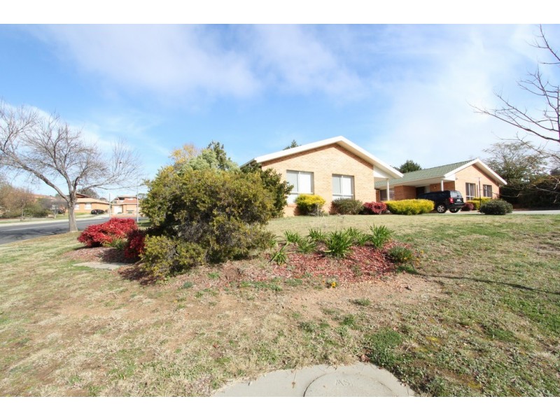 1/2 Russell Place, Queanbeyan NSW 2620