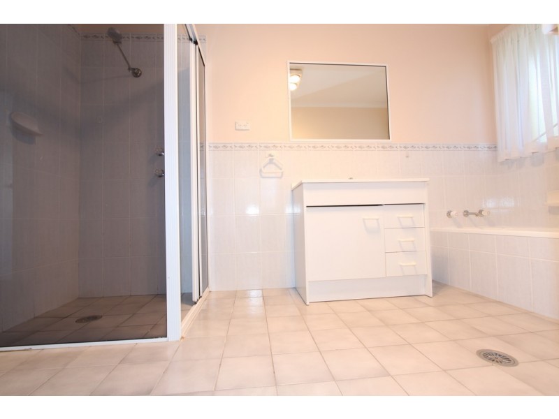 1/2 Russell Place, Queanbeyan NSW 2620