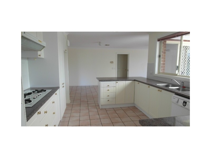 28 Parkview Crescent, Jerrabomberra NSW 2619