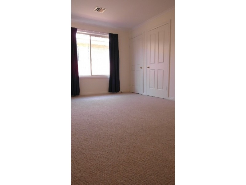 28 Parkview Crescent, Jerrabomberra NSW 2619