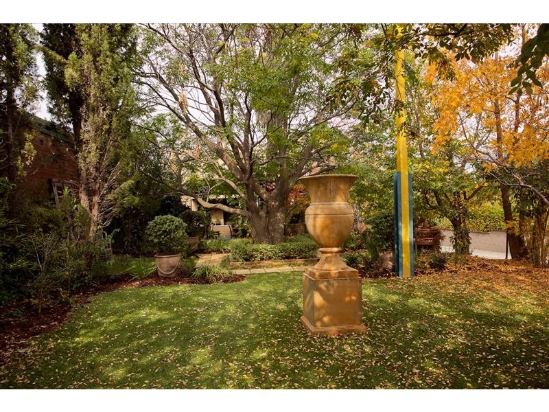 24 Uriarra Road, Queanbeyan NSW 2620