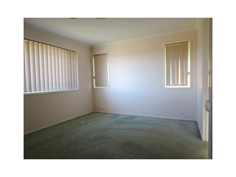 28 Unwin Avenue, Jerrabomberra NSW 2619