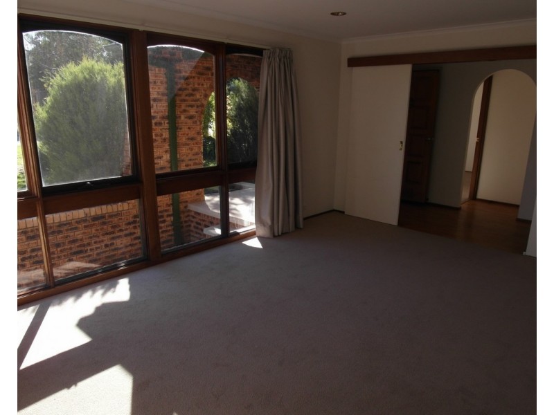 16 Graham Place, Queanbeyan West NSW 2620