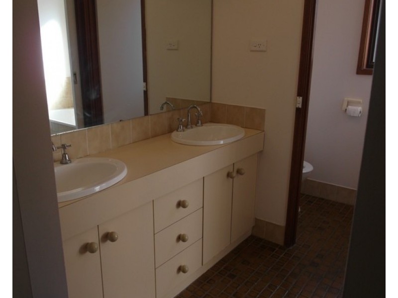 16 Graham Place, Queanbeyan West NSW 2620