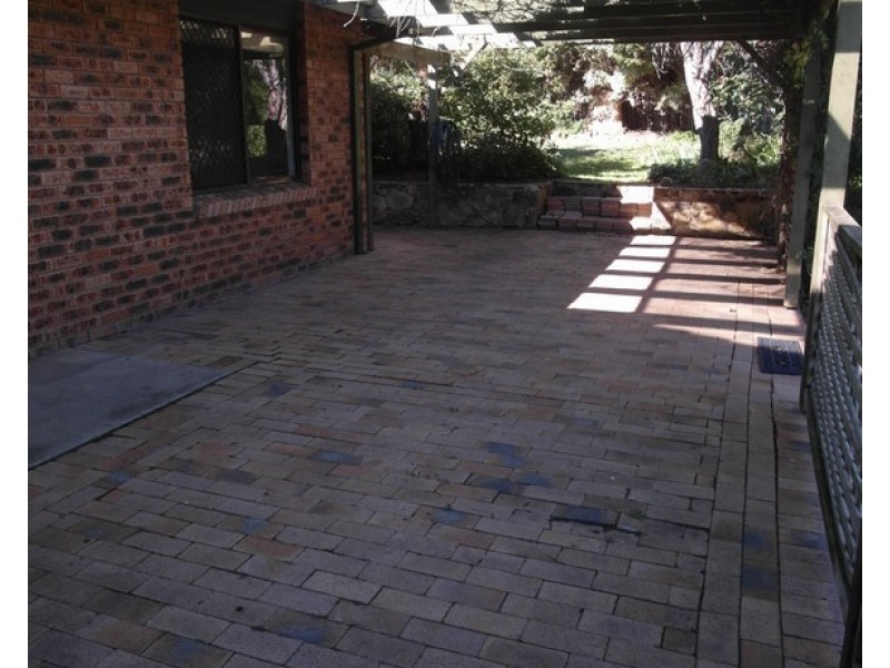 16 Graham Place, Queanbeyan West NSW 2620
