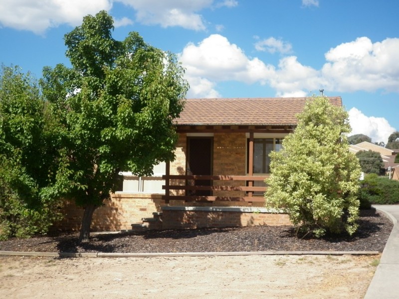1/2 Lazarus Crescent, Queanbeyan NSW 2620