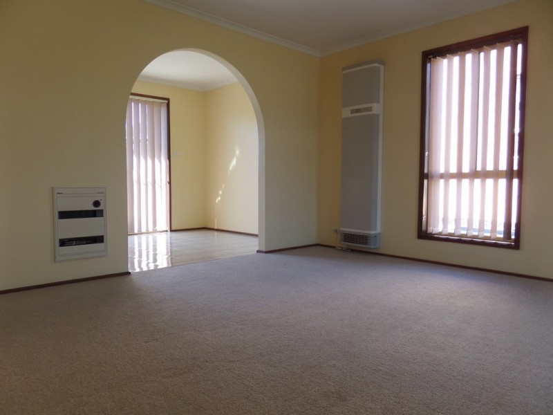 1/2 Lazarus Crescent, Queanbeyan NSW 2620