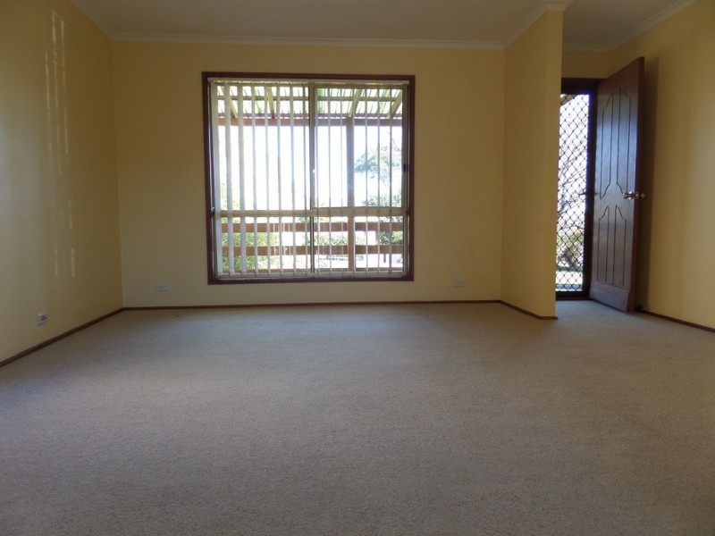 1/2 Lazarus Crescent, Queanbeyan NSW 2620
