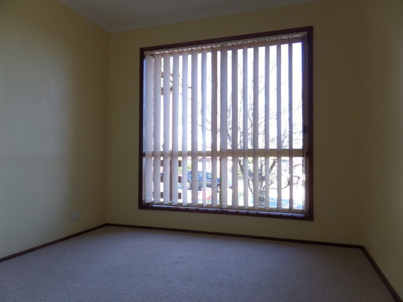 1/2 Lazarus Crescent, Queanbeyan NSW 2620