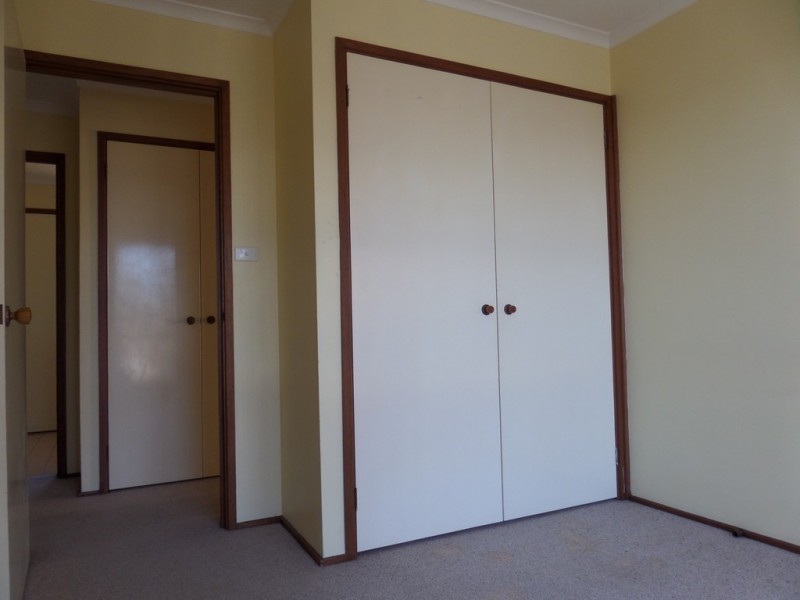 1/2 Lazarus Crescent, Queanbeyan NSW 2620