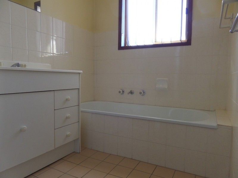 1/2 Lazarus Crescent, Queanbeyan NSW 2620