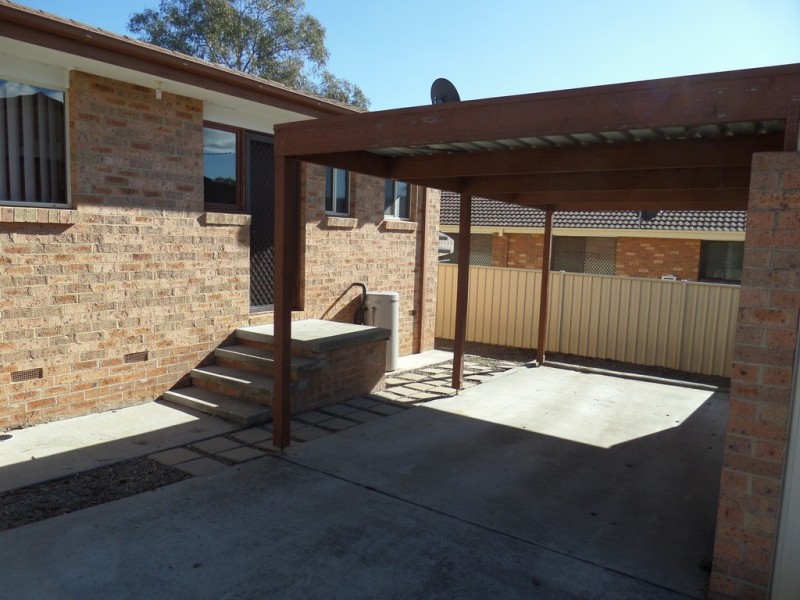 1/2 Lazarus Crescent, Queanbeyan NSW 2620