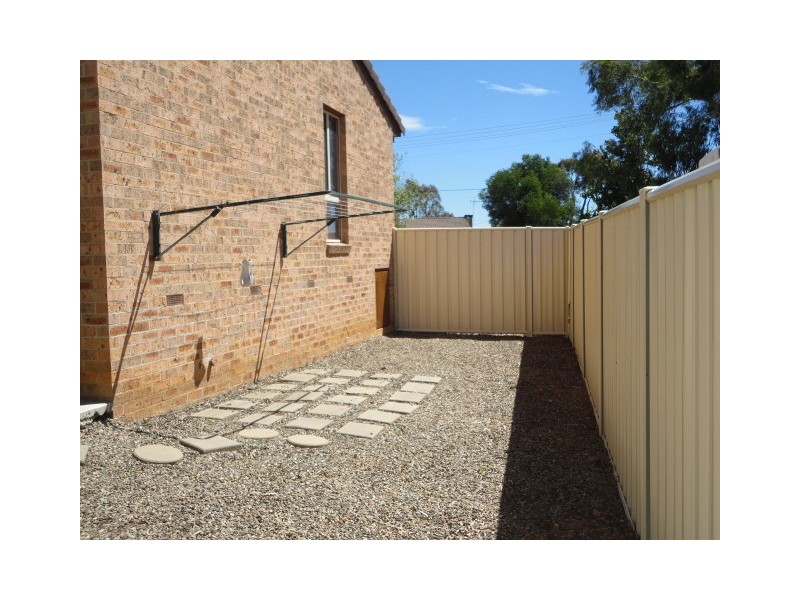 1/2 Lazarus Crescent, Queanbeyan NSW 2620