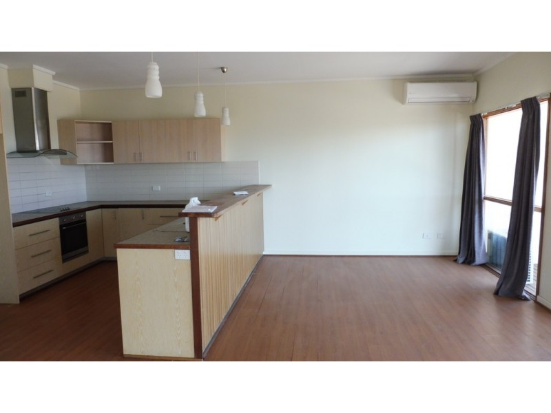 11/8 Ogilvie Crescent, Queanbeyan NSW 2620