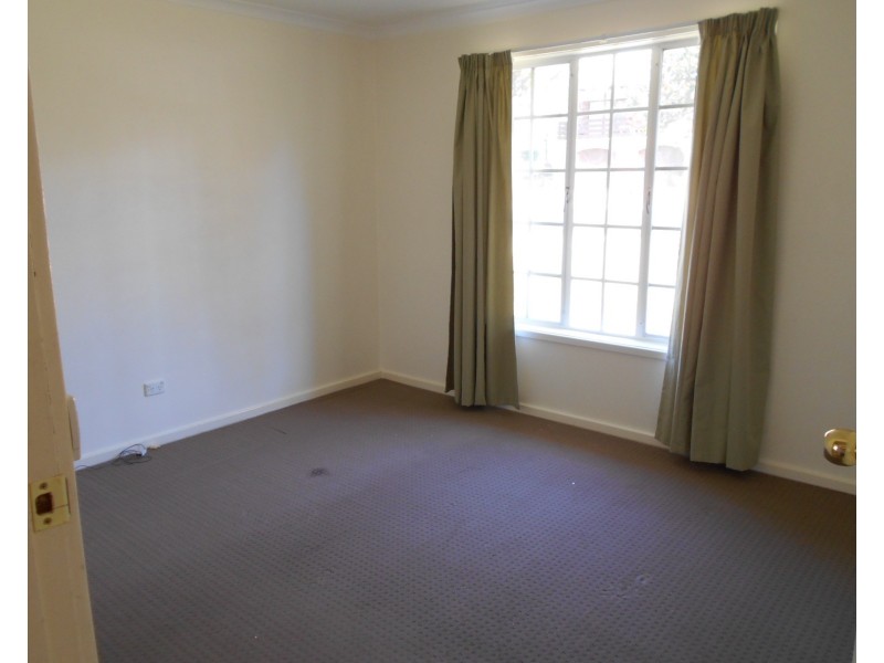 28 Woodger Parade, Queanbeyan NSW 2620