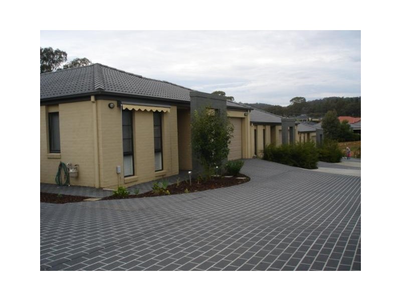2/136 Halloran Drive, Jerrabomberra NSW 2619