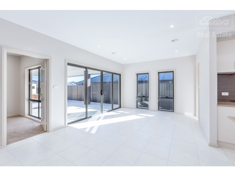 8 Dolly Street, Googong NSW 2620