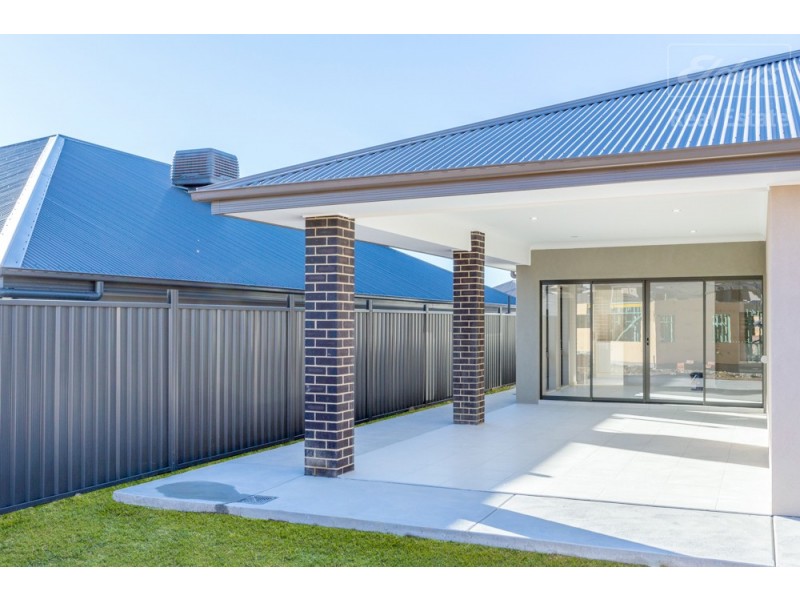 8 Dolly Street, Googong NSW 2620