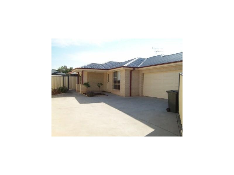 2/49 Harrier Pde, Tamworth NSW 2340